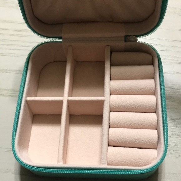 Free Gift With Purchase—Travel Size Jewelry Box - Picture 4 of 5